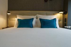 Кровать или кровати в номере Motel One Manchester-Royal Exchange