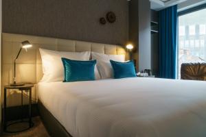 Кровать или кровати в номере Motel One Manchester-Royal Exchange