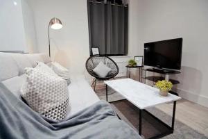 Inspired living modern apartment Maidstone TV 또는 엔터테인먼트 센터