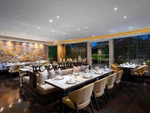 Un restaurante o sitio para comer en Pullman Phuket Karon Beach Resort