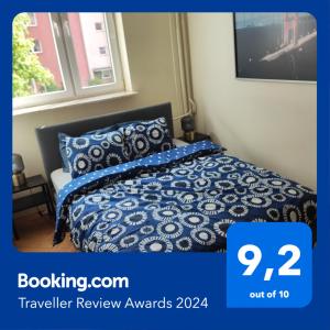 ワルシャワにあるZielony Żoliborzのベッドルーム1室(青い掛け布団付きのベッド1台付)