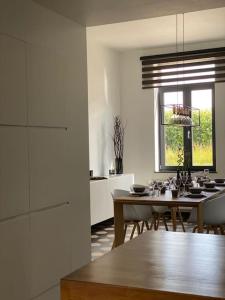 uma cozinha com uma mesa e uma sala de jantar em La Maison Blanche em Namur