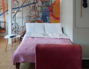 sypialnia z łóżkiem z fioletową kołdrą w obiekcie Noemi's Loft - Double Floor Apartment - Old Town w Krakowie