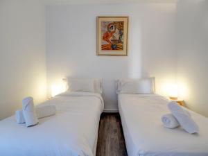 A bed or beds in a room at The Lilium Apartment by Hello Homes Sitges Még 32 kép