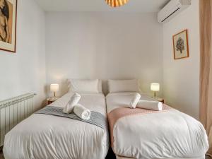 A bed or beds in a room at The Lilium Apartment by Hello Homes Sitges