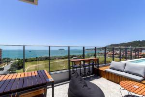 balcón con vistas a la piscina en Spot Jurere sofisticação à beira mar - SPJ's en Florianópolis