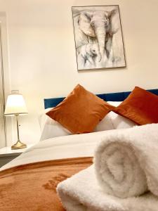 1 dormitorio con 1 cama con una foto de elefantes en Ocean Home stay en Colchester