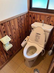古湯にある洋々庵・古民家一棟貸・完全貸切・プライベートサウナの小さなバスルーム(トイレ、窓付)が備わります。