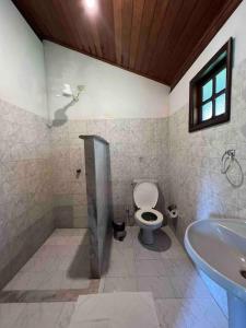 Ένα μπάνιο στο Casinha Jardim das Palmeiras