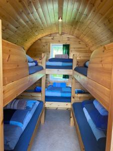 Habitación con 4 literas en una cabaña de madera. en Coach Field Camp en Camp