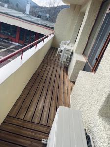 een balkon met uitzicht op een houten terras bij Хотелски комплекс Белият кон in Targovishte