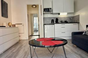 uma sala de estar com uma mesa e uma cozinha em Le Saint François Hypercentre #AR em Grenoble