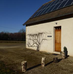 um edifício com painéis solares no telhado em Le Chêne Doux em Glandon