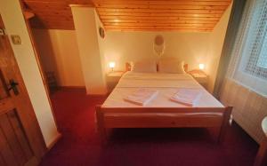 ein Schlafzimmer mit einem Bett mit zwei Handtüchern darauf in der Unterkunft Casa Ciubărului Bran in Predeluţ