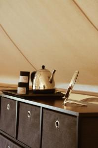 a tea kettle sitting on top of a kitchen counter at Village Del Mar - Corse in Solaro