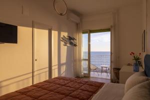 Posteľ alebo postele v izbe v ubytovaní Cas’ A Mare - Beachfront Luxury Suites