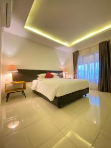 Tempat tidur dalam kamar di Marjoly Beach Resort