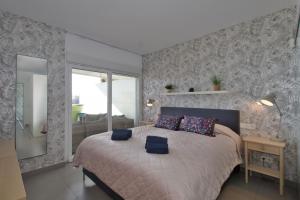 um quarto com uma cama com dois bancos em Luxury Apartment With Sea View em Benalmádena