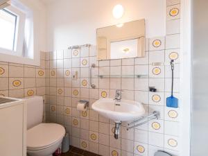 ein Bad mit einem WC und einem Waschbecken in der Unterkunft Rubens on floor 5 in Middelkerke