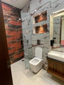 een badkamer met een toilet en een wastafel bij A M Suites in Tohāna