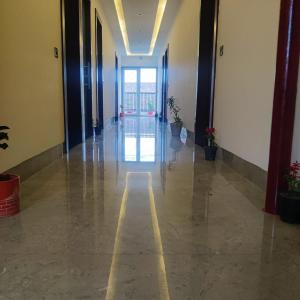 pusty korytarz budynku z drzwiami i korytarzem w obiekcie A M Suites w mieście Tohāna