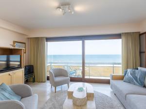 un salon avec vue sur l'océan dans l'établissement Cosy apartment with living room, à Middelkerke