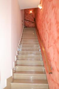 una scala in un edificio con parete rossa di Casa fè a Felline