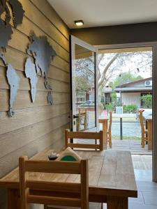 una pared de madera con un mapa del mundo. en Hostel Avetaia en Santa Rosa de Calamuchita