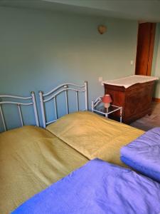- une chambre avec un lit et une commode dans l'établissement Le Hameau de cure, à Cazouls-lès-Béziers