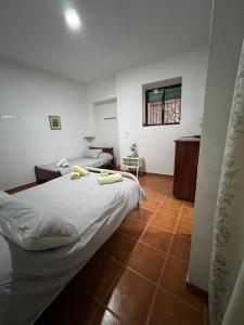 een slaapkamer met een bed met handdoeken erop bij Casa Tita Maria in Trevélez