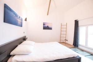 ein Schlafzimmer mit einem Bett und einem großen Fenster in der Unterkunft Le Chill House centre ville in Bourg-en-Bresse