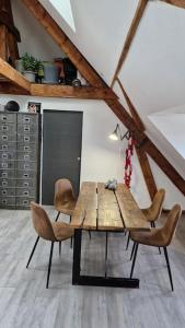 - une table et des chaises en bois dans l'établissement Gite La Passerelle, à Ostheim
