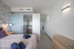 um quarto com uma cama com toalhas azuis em Luxury Apartment With Sea View em Benalmádena