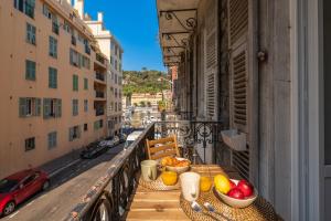 Un balcon sau o terasă la Magnifique 2P avec vue sur le port de Nice