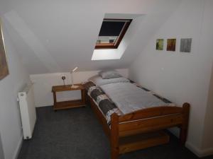 ein kleines Schlafzimmer mit einem Bett und einem Fenster in der Unterkunft Haus Abel in Aerzen