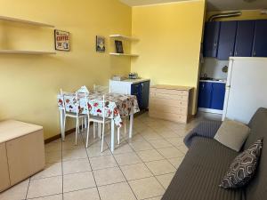 cocina con mesa y sillas en una habitación en Apartment Orio, en Orio al Serio