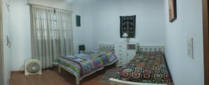 Departamento centro Boj في Deán Funes: غرفة نوم مع سرير وخزانة وسرير سيد