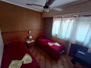 um quarto com 2 camas e uma ventoinha de tecto em Nuevo Hotel Tivoli em Mar del Plata