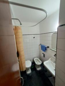 een badkamer met een toilet en een wastafel bij Nuevo Hotel Tivoli in Mar del Plata