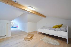 ein weißes Zimmer mit einem Bett mit Bananen drauf in der Unterkunft Ferienwohnung „Langer Jammer“ im Hesterhoff in Bad Zwischenahn