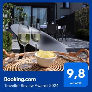 布鲁日Guesthouse next Do的两杯白葡萄酒和一碗奶酪