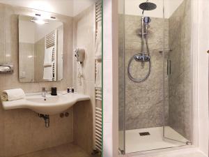 La salle de bains est pourvue d'un lavabo et d'une douche. dans l'établissement Hotel Villa Dei Carpini, à Oderzo