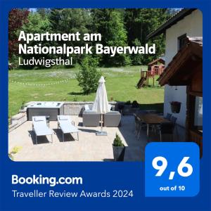 eine Einladung zu einer Terrasse mit einem Tisch und Stühlen in der Unterkunft Apartment am Nationalpark Bayerwald in Lindberg