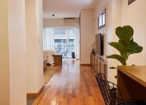 uma sala de estar com um corredor com uma mesa e cadeiras em Hestia At Palermo Charming Studio W Balcony em Buenos Aires