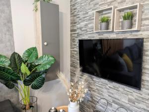 TV a/nebo společenská místnost v ubytování Pietra di Luna 2