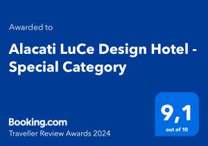 アラカティにあるAlacati LuCe Design Hotel - Special Categoryの青い看板