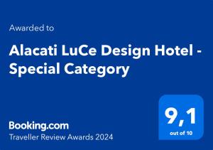 un cartel azul que diga "categoría especial de hotel lodge aacat" en Alacati LuCe Design Hotel - Special Category, en Alacati