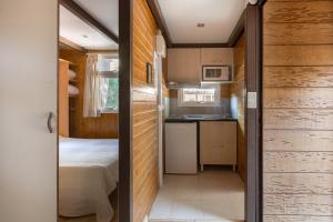 HolaCamp Sitges Garrofer的厨房或小厨房