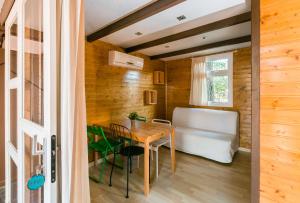 HolaCamp Sitges Garrofer的休息区