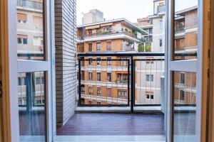 una ventana abierta con vistas a un edificio en Luxury Suite Sempione, en Milán